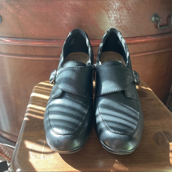 Clark’s black heels - Picture 2 of 8